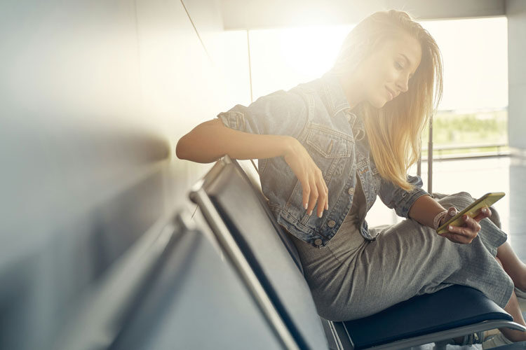 Mujer navegando en celular buscando agencia turistica en crecimiento