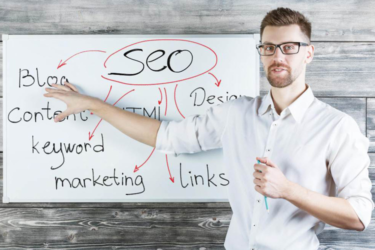 Ejecutivo enseña los aspectos claves para un buen posicionamiento SEO