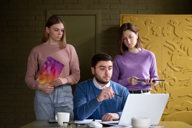 Equipo de trabajo frente a un computador seleccionando expertos en Agencia SEO